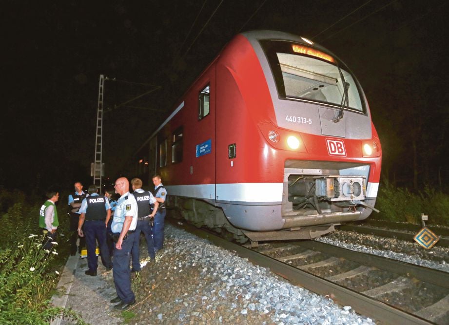 POLIS berdiri di luar kereta api terbabit. - Agensi 