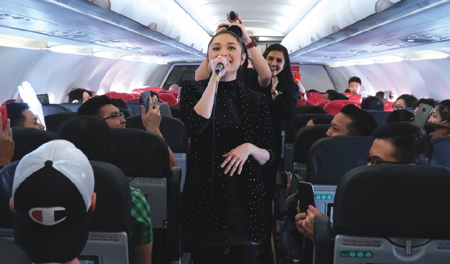 MENYANYI tiga lagu dalam pesawat AirAsia dari pada ketinggian 38,000 kaki daripada paras laut.