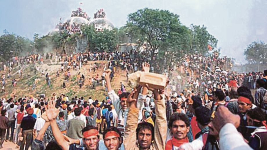 GAMBAR fail menunjukkan pelampau Hindu ketika menyerang dan membakar Masjid Babri di Ayodhya, Uttara Pradesh pada Disember 1992. - Agensi  