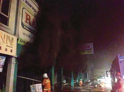 Kedai barangan plastik musnah terbakar Harian Metro