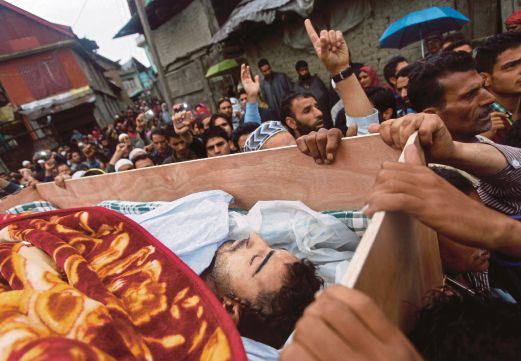 JENAZAH Zahid diusung ke tanah perkuburan untuk dikebumikan di selatan Kashmir, semalam.  Ribuan orang hadir untuk memberi penghormatan terakhir kepadanya.