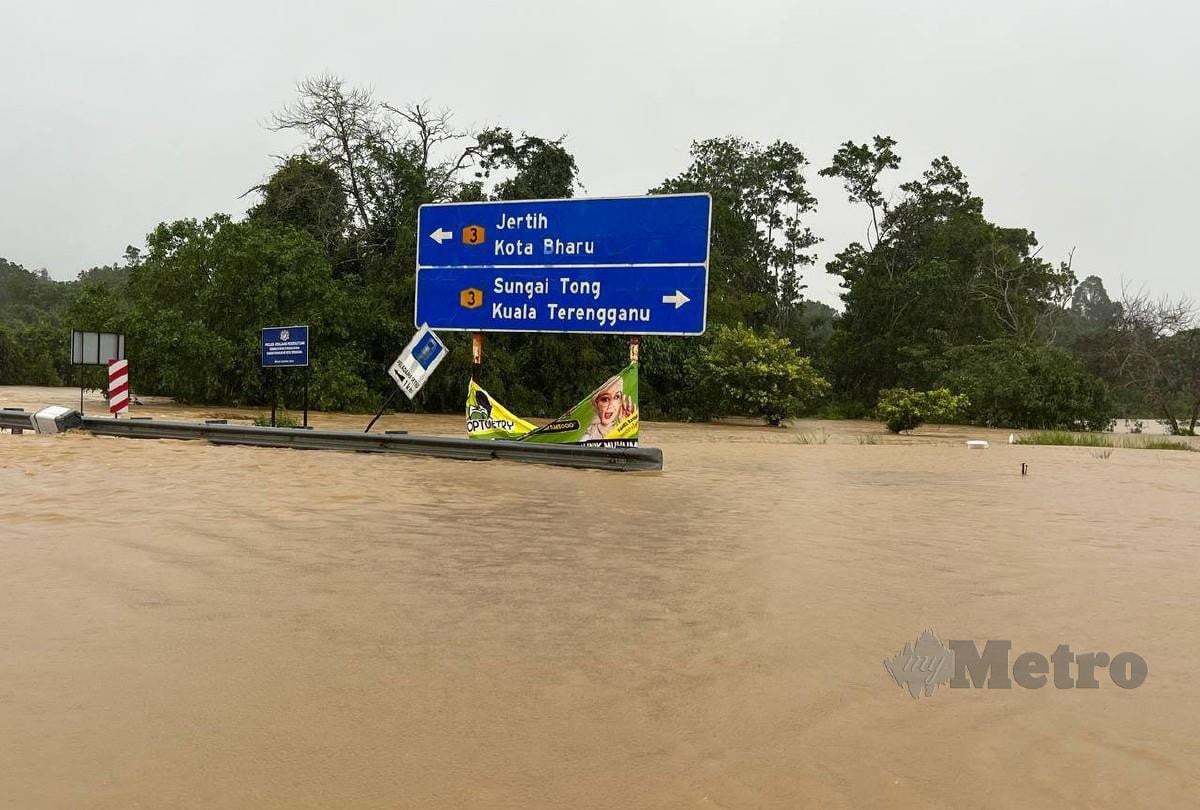 LALUAN utama di Jalan Kuala Terengganu-Kota Bharu berhampiran bandar Permaisuri yang dinaiki air semalam. FOTO Zatul Iffah Zolkiply.