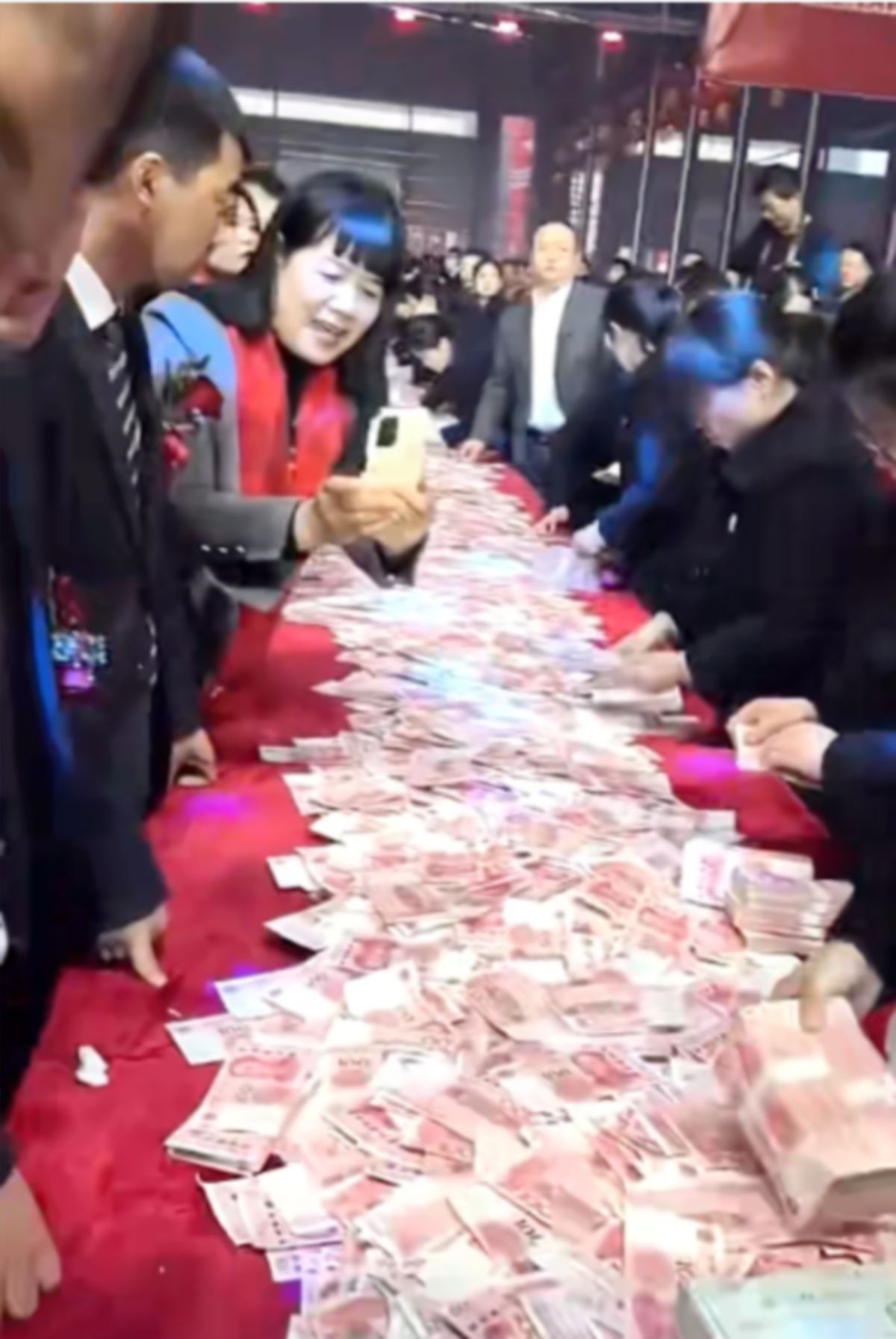 KAKITANGAN Syarikat Kren Kuangshan merebut wang bonus mereka.  FOTO Baidu