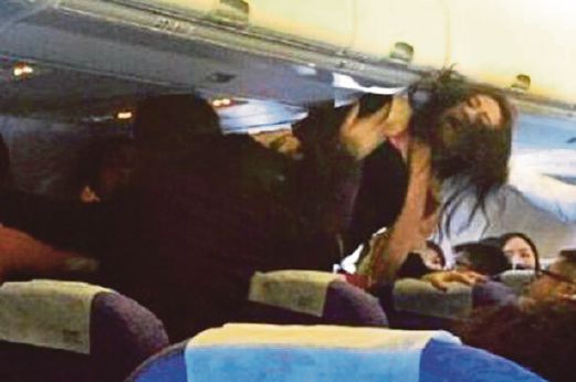 SEORANG wanita dilihat diserang dua penumpang di belakangnya ketika mereka dalam penerbangan di China.  