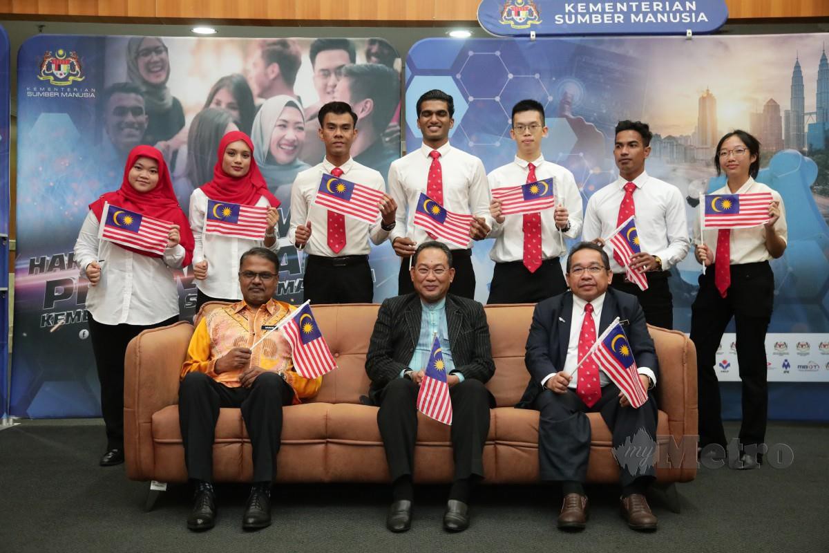 AWANG (duduk tengah) bersama peserta mewakili negara dalam pertandingan WorldSkills Competition 2022 Special Edition.  