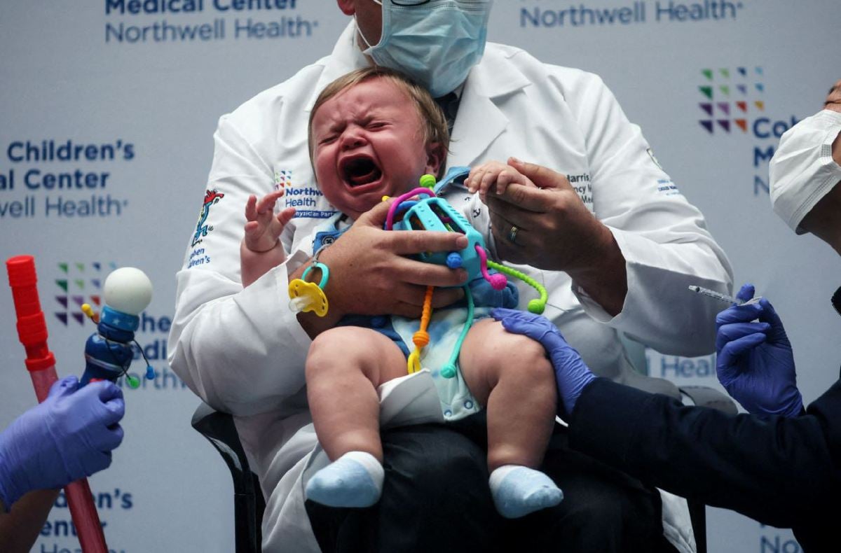 OLIVER Harris, 9 bulan, menangis ketika menerima vaksin mencegah Covid-19 di Pusat Perubatan Kanak-Kanak Northwell Health di New Hyde Park, New York pada 22 Jun 2022. FOTO Reuters.