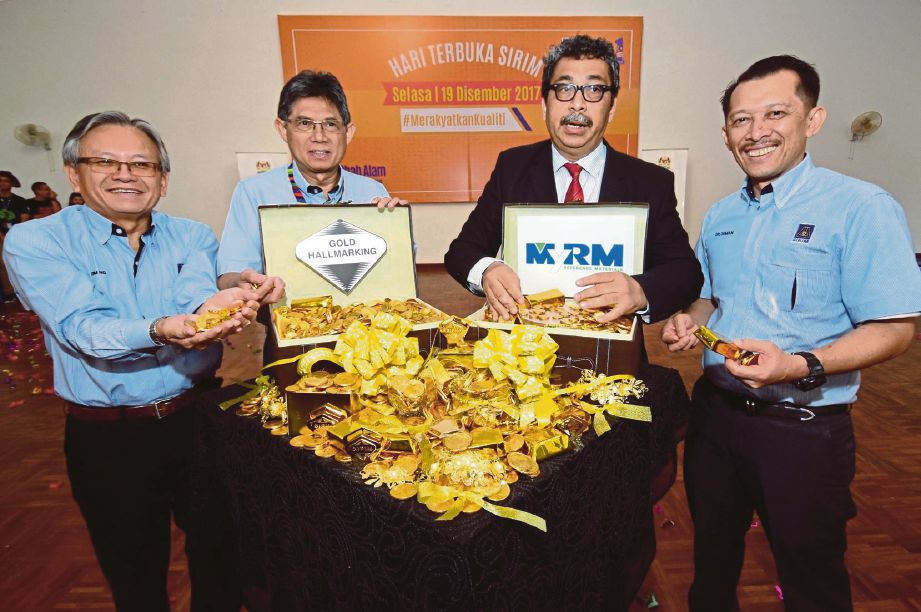 DR Abu Bakar (dua kanan) melancarkan MyRM Gold dan Skim Pensijilan Cap Kempa Emas di Shah Alam.