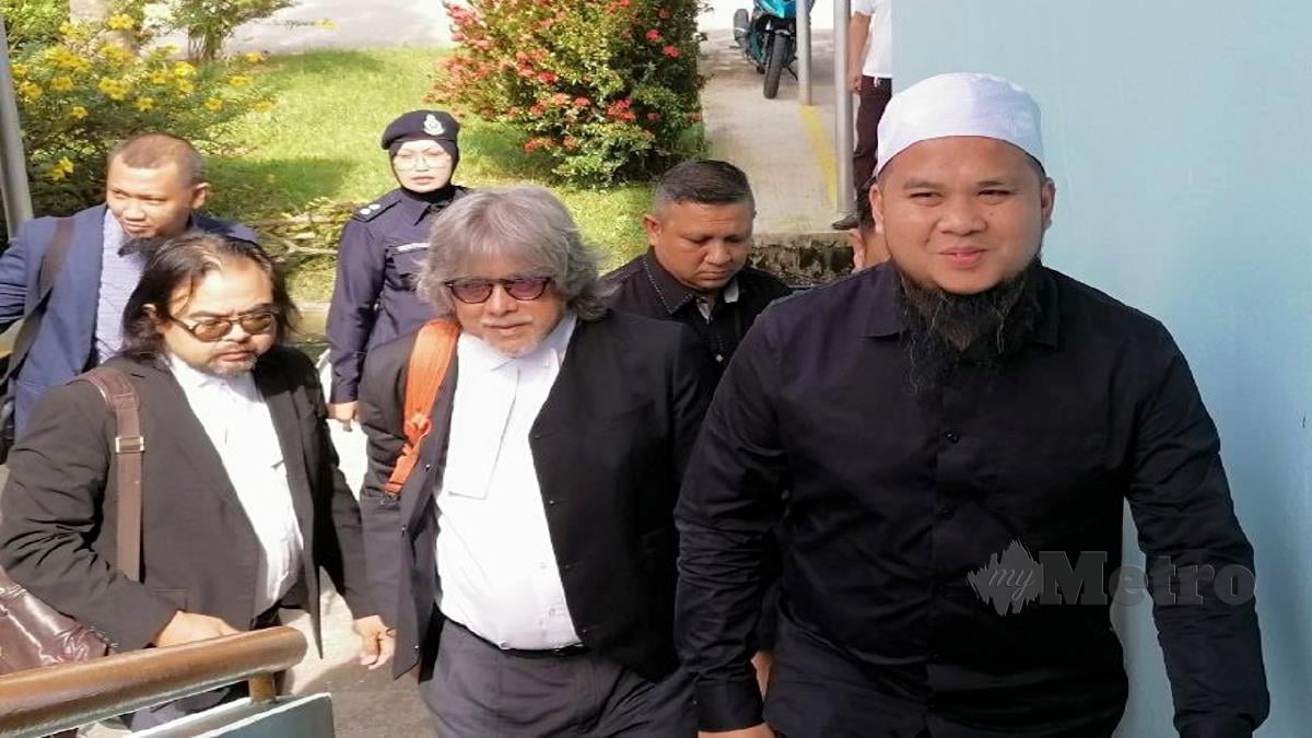 EBIT Lew (kanan) tiba di Mahkamah Majistret Tenom untuk perbicaraan kes dihadapinya. FOTO Yun Mikail.
