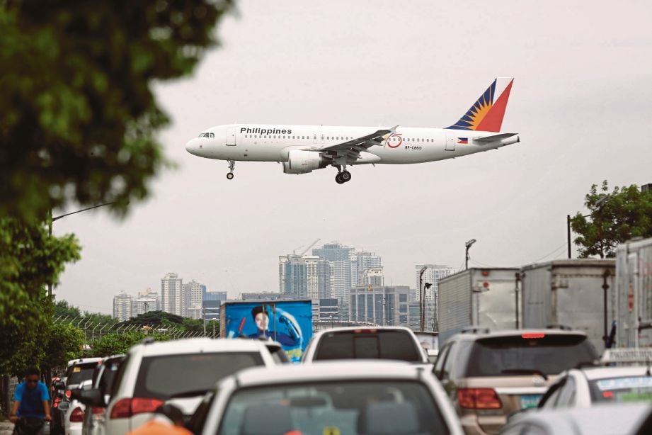 SEBUAH pesawat Philippine Airline dilihat mendarat di Lapangan Terbang Antarabangsa Manila.  Menurut pihak berkuasa, banyak penerbangan dibatalkan kerana jangkaan cuaca buruk kesan daripada Taufan Haima.  - EPA
