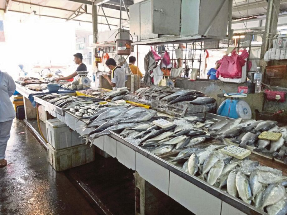 Tinjauan harga ikan di Pasar Chow Kit.