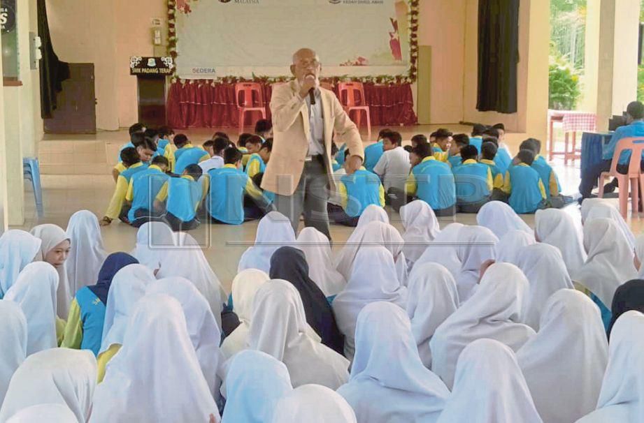PAK Long  ketika memberikan ceramah motivasi kepada pelajar Sekolah Menengah Kebangsaan Padang Terap. 
