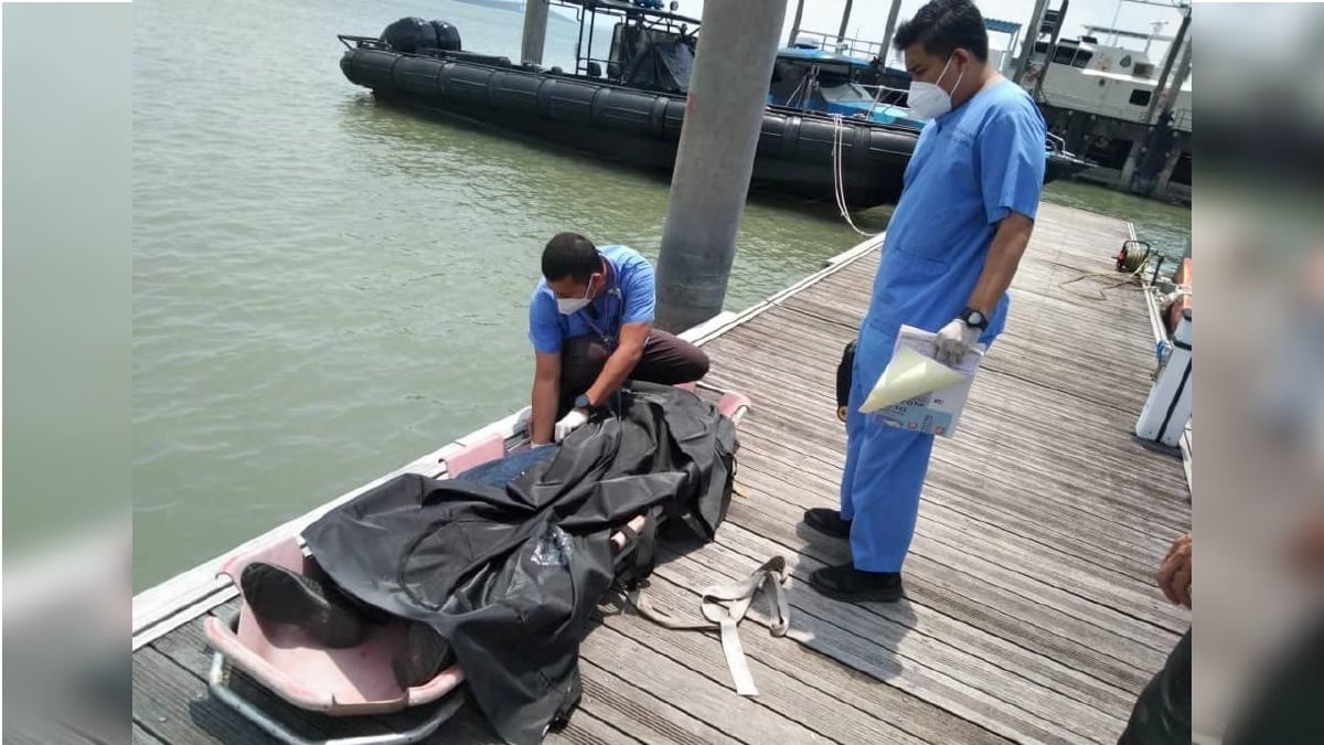 PETUGAS kesihatan memeriksa mangsa lemas dipercayai terjun dari Jambatan Pulau Pinang. FOTO Foto Ihsan APMM.