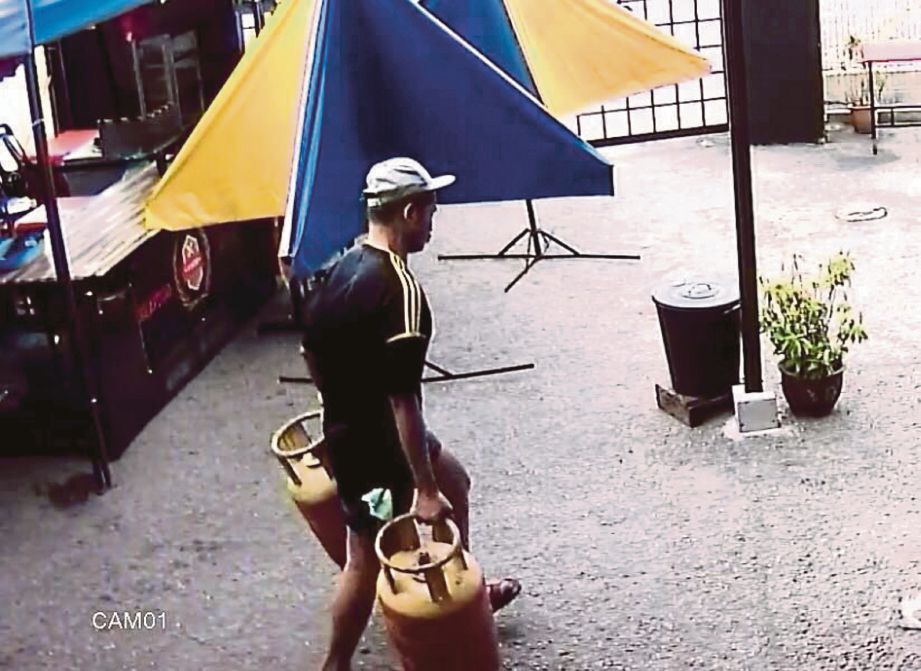  IMEJ rakaman CCTV menunjukkan  suspek melarikan tong gas dari gerai.