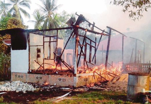 KEADAAN dua daripada tiga rumah yang musnah terbakar.