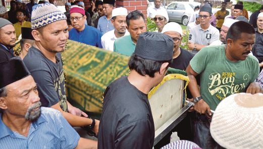 JENAZAH  Keoi dibawa  untuk dikebumikan di Tanah Perkuburan Islam, Jalan Sultan Abdullah.  