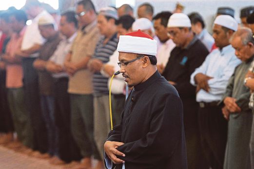 KHISHAMUDIN mengimamkan solat sunat Istisqa’ di Masjid Negara. 