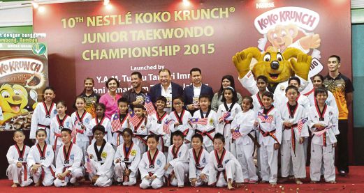TUNKU Imran (belakang empat dari kiri) bersama sebahagian peserta ketika pelancaran Kejohanan Taekwondo Junior Nestle Koko Krunch 2015 di Dewan Majlis Sukan Negara.