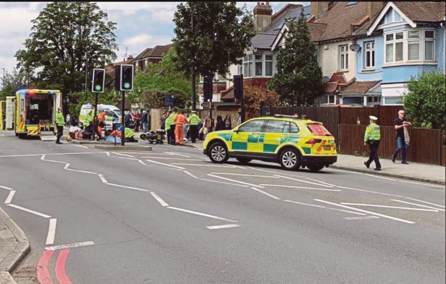 PASUKAN paramedik merawat seorang wanita yang cedera selepas dilanggar motosikal polis yang mengiringi konvoi Putera William dan isterinya. - Agensi