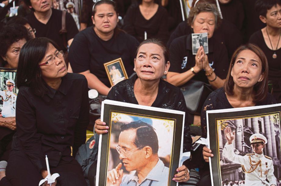 GAMBAR fail menunjukkan rakyat Thai menangisi kematian Bhumibol Oktober lalu.  - Agensi 