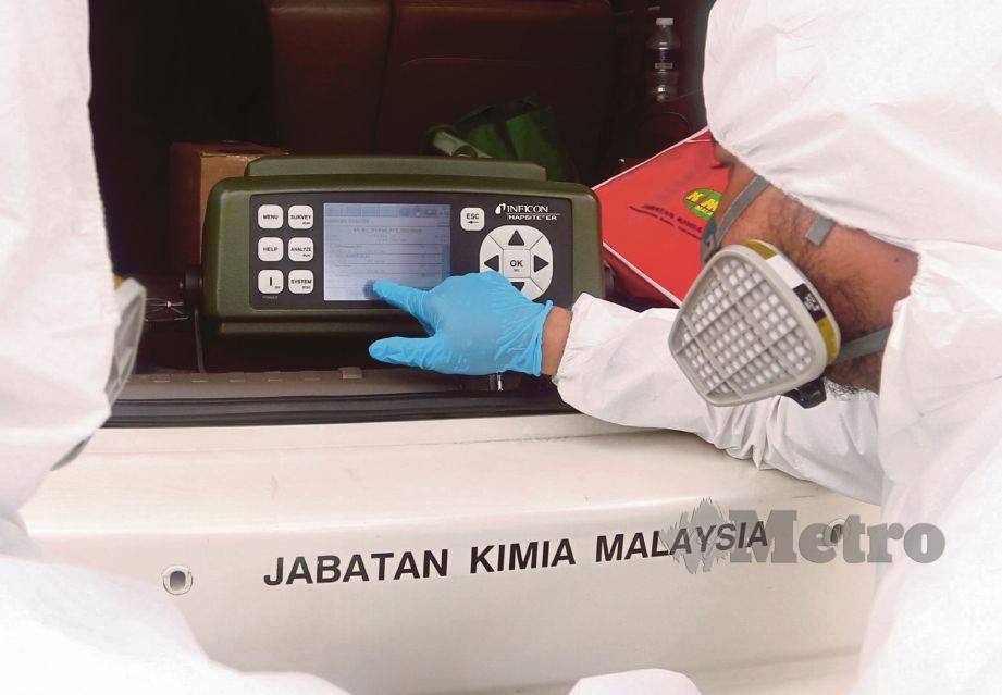 PEGAWAI Jabatan Kimia Malaysia melakukan ujian kualiti udara.   