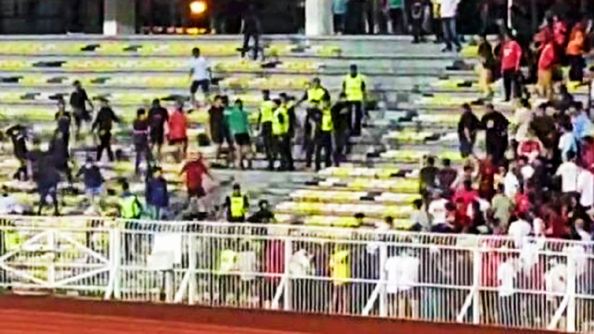 PASUKAN keselamatan meleraikan pergaduhan yang tercetus di tempat duduk penyokong ketika perlawanan Perak FC menentang Selangor FC di Stadium Perak. FOTO Tular.