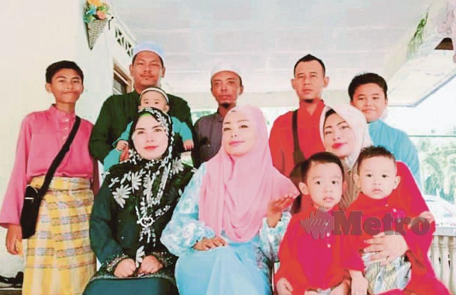 ALLAHYARHAM Ramli Osman (tiga dari kiri di belakang) bersama anggota keluarganya di kediaman mereka di Kampung Permatang Darat, Kuala Sungai Baru, dekat Alor Gajah.