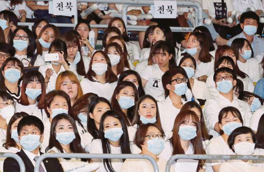 Jururawat memakai topeng muka sebagai langkah berjaga-jaga terhadap jangkitan MERS ketika menghadiri persidangan di Seoul.