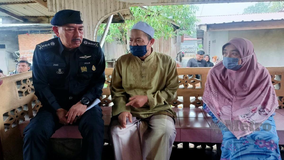 Mohd Nadzir dan isterinya, Zainun Sulaiman, 62, menerima kunjungan Muhamad Zaki di rumah mereka di Kampung Bendang Surau, Morak di Tumpat. FOTO Siti Rohana Idris.