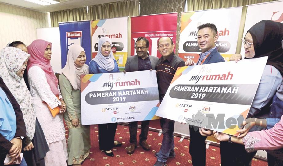 PENGURUS Besar Pengiklanan The New Straits Times Malaysia Berhad (NSTP), Roche Chew (dua dari kanan) bergambar bersama peserta pameran selepas sidang media Pameran Hartanah MyRumah 2019 di Hotel Grand Makmur.