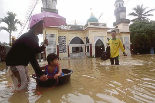 KEADAAN banjir di sebuah masjid di selatan Thai, semalam.