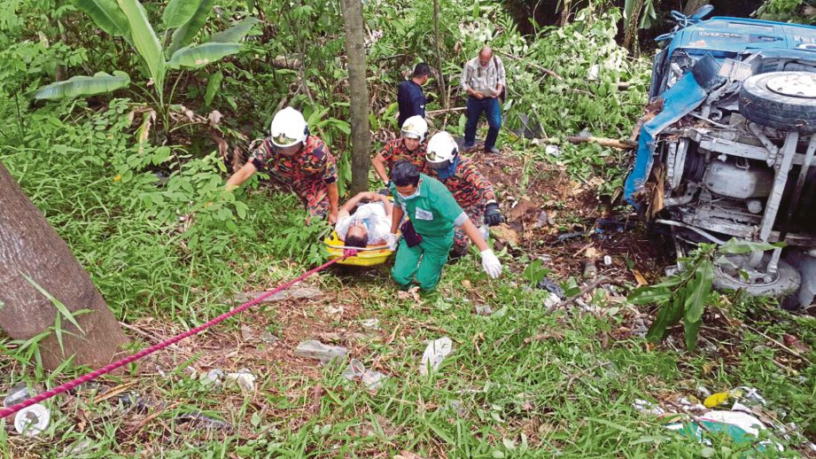 ANGGOTA bomba menggunakan pengusung membawa mangsa yang terbabit kemalangan.