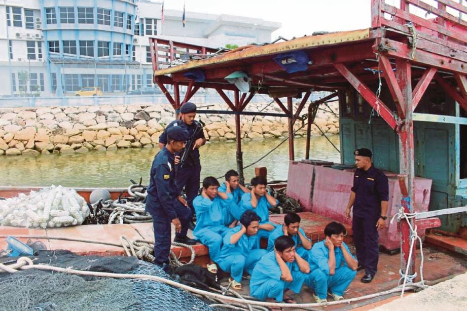 anggota APMM    menahan  bot Vietnam bersama tujuh awak-awak termasuk tekong  di jeti Maritim Malaysia Negeri Terengganu.