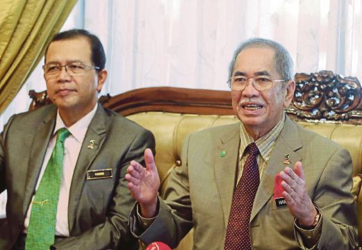 Wan Junaidi  bersama timbalannya,  Hamim pada sidang media selepas Perhimpunan Bulanan Kementerian Sumber Asli dan Alam Sekitar di Putrajaya. 