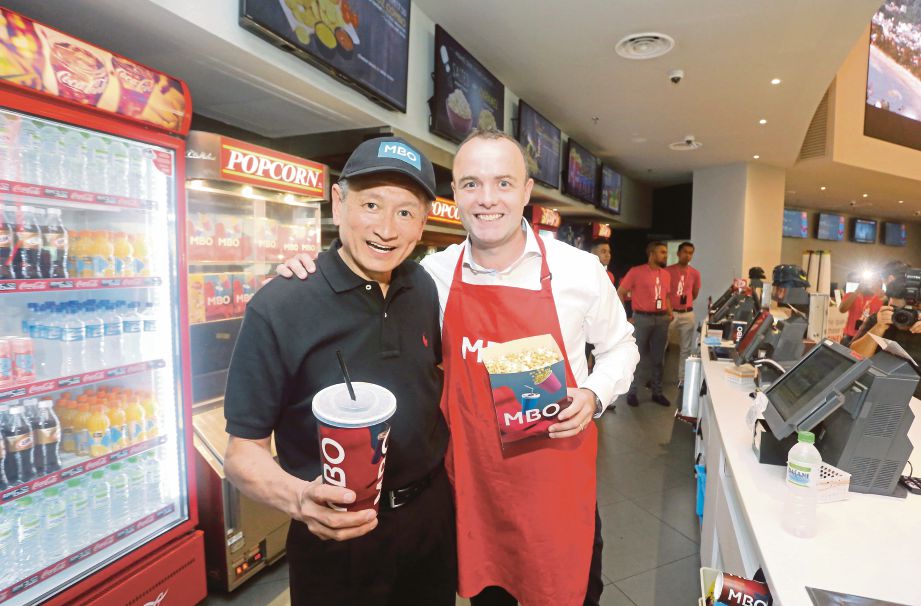Lim (kiri) bersama Ketua Pegawai Eksekutif  Bottling Investment Group Singapore-Malaysia-Brunei, The Coca-Cola Company, Gareth McGeown.  