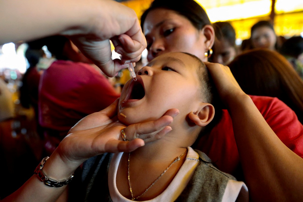 KANAK-kanak menerima vaksin polio percuma di Quezon City, Metro Manila, Filipina.