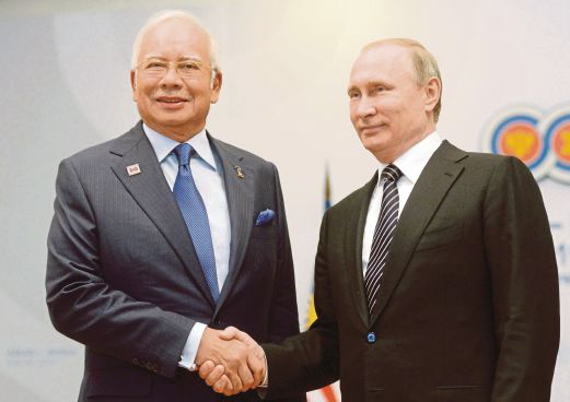 NAJIB dan Putin bersalaman pada Sidang Kemuncak Peringatan Asean-Russia.