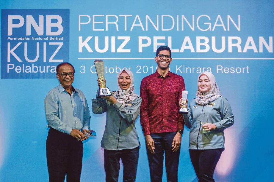 JALIL (dua dari kanan) bersama pemenang kategori beruniform, Nurul Firdaus  Juhan (dua dari kiri) dan Norayu Mohamad daripada unit beuniform perhutanan, semalam.