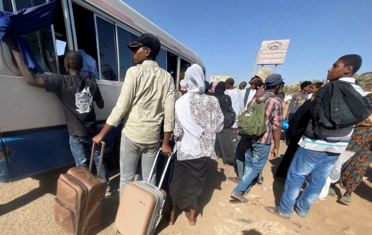 ORANG ramai berkumpul di stesen bas untuk keluar dari Khartoum susulan pertempuran pasukan tentera dan RSF. FOTO Reuters.