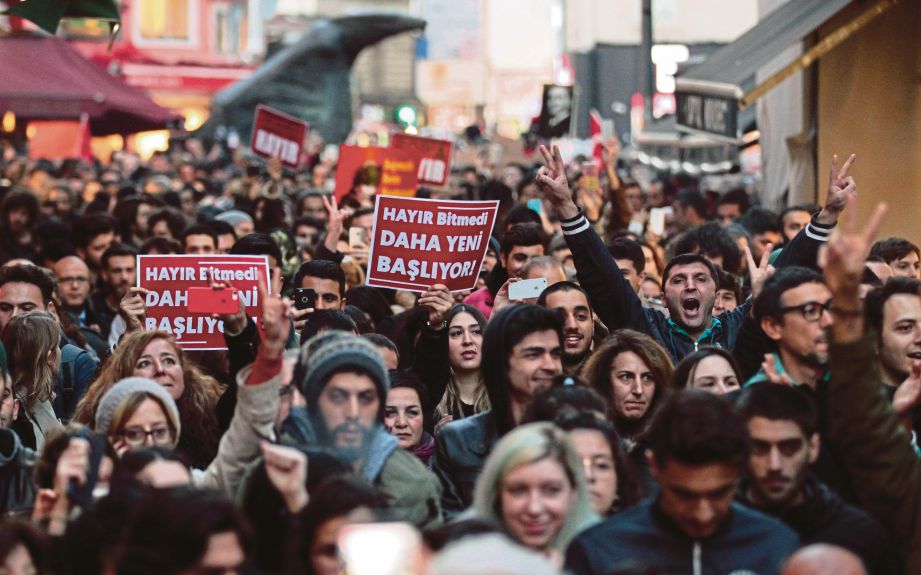 PENUNJUK perasaan melaungkan slogan ketika perhimpunan membantah keputusan pungutan suara di Istanbul, semalam.   - EPA