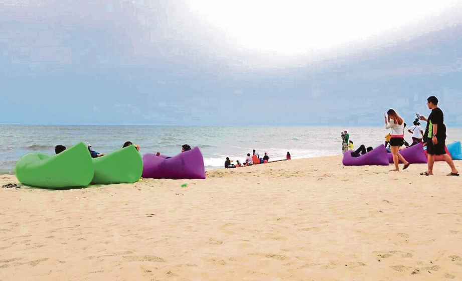 PENGUNJUNG menyewa Lazy Sofa disediakan Norraimi di Teluk Chempedak, Kuantan.