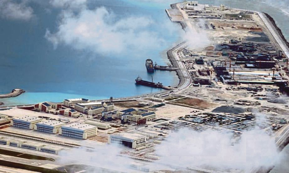 PEMBINAAN pelabuhan dan kemudahan lain yang dilakukan China di Kepulauan Spratly, Laut China Selatan. - Agensi