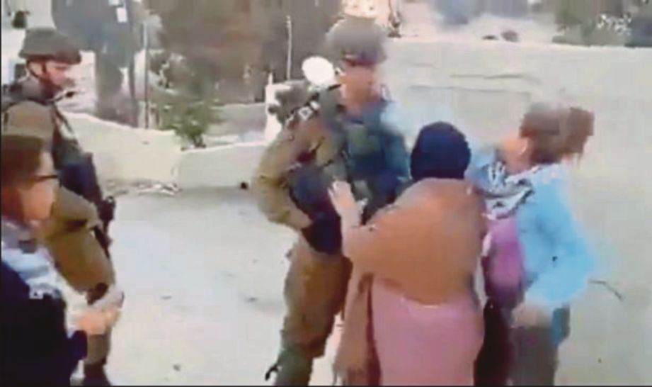 SEDUTAN video menunjukkan Ahed (baju biru) menampar askar Israel yang menjadi tular di Internet. - Agensi