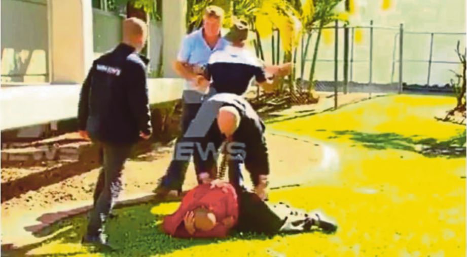 SEDUTAN video menunjukkan Edwards menangkap suspek (baju merah) sebelum menggarinya. FOTO Agensi.