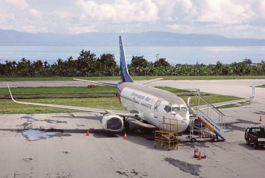 PESAWAT Sriwijaya Air di Lapangan Terbang Sultan Babullah, Ternate, Maluku Utara dilitupi  debu akibat letupan Gunung Gamalama.  