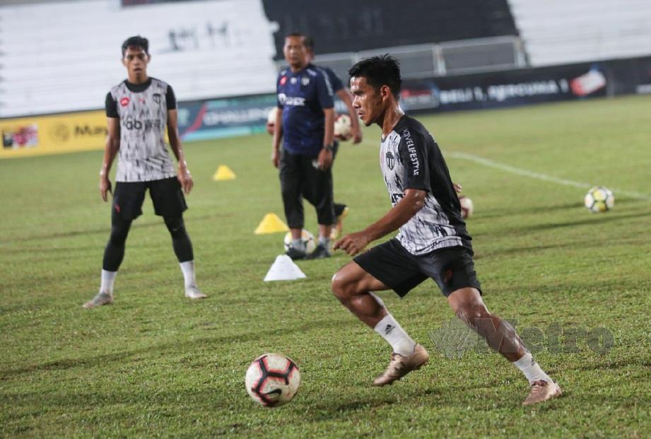 PEMAIN Terengganu FC, Malik Mat Ariff semasa menjalani sesi latihan menjelang perlawanan suku akhir menetang Johor Darul Takzim (JDT) di Stadium Sultan Ismail Nasiruddin Shah. FOTO: Ghazali Kori