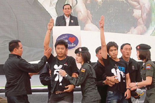 SISWA Univeristi Khon Kaen mengadakan bantahan terhadap rampasan kuasa tentera semalam.