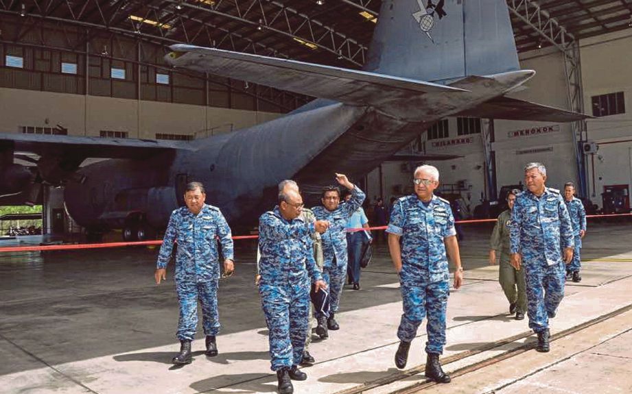    Affendi  (tengah) bersama pegawai TUDM ketika   lawatan dan pemeriksaan pesawat C130H   di Pangkalan Udara Labuan,    semalam.