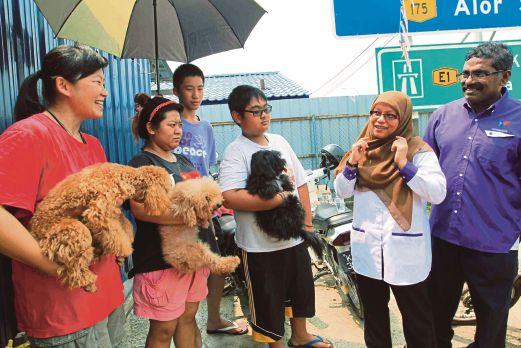  DR Kamaliah  beramah mesra dengan pemilik anjing yang hadir pada Program Jabatan Perkhidmatan Veterinar Negeri Kedah di Kampung Baru. 