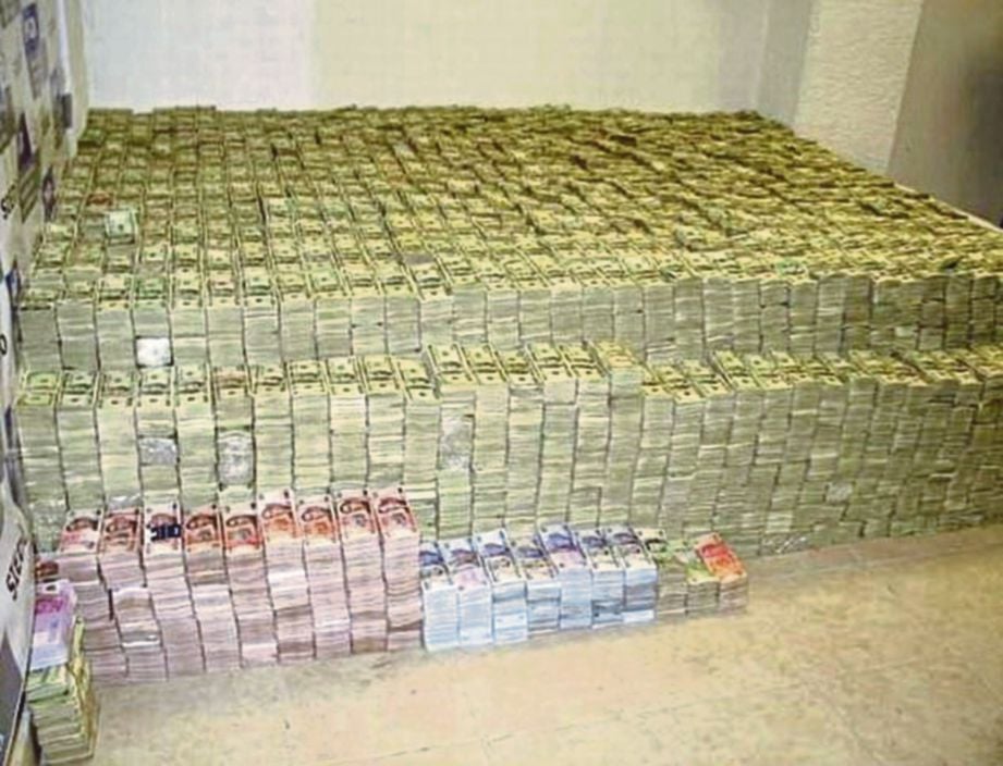 SEJUMLAH wang yang dirampas polis dari kediaman El Chapo. FOTO Agensi