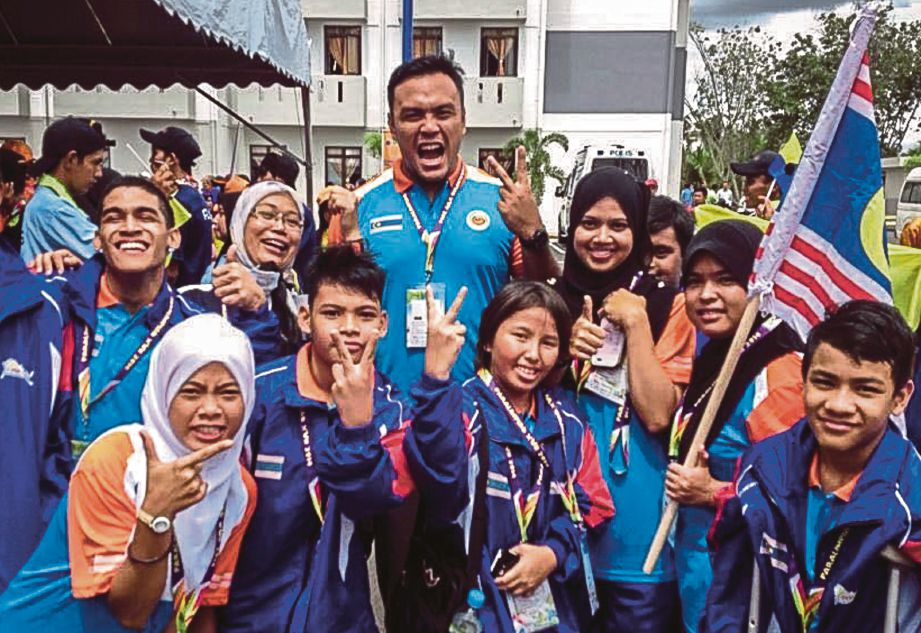 ZIYAD (tengah)  selalu memberi nasihat dan motivasi kepada atlet muda Kuala Lumpur.